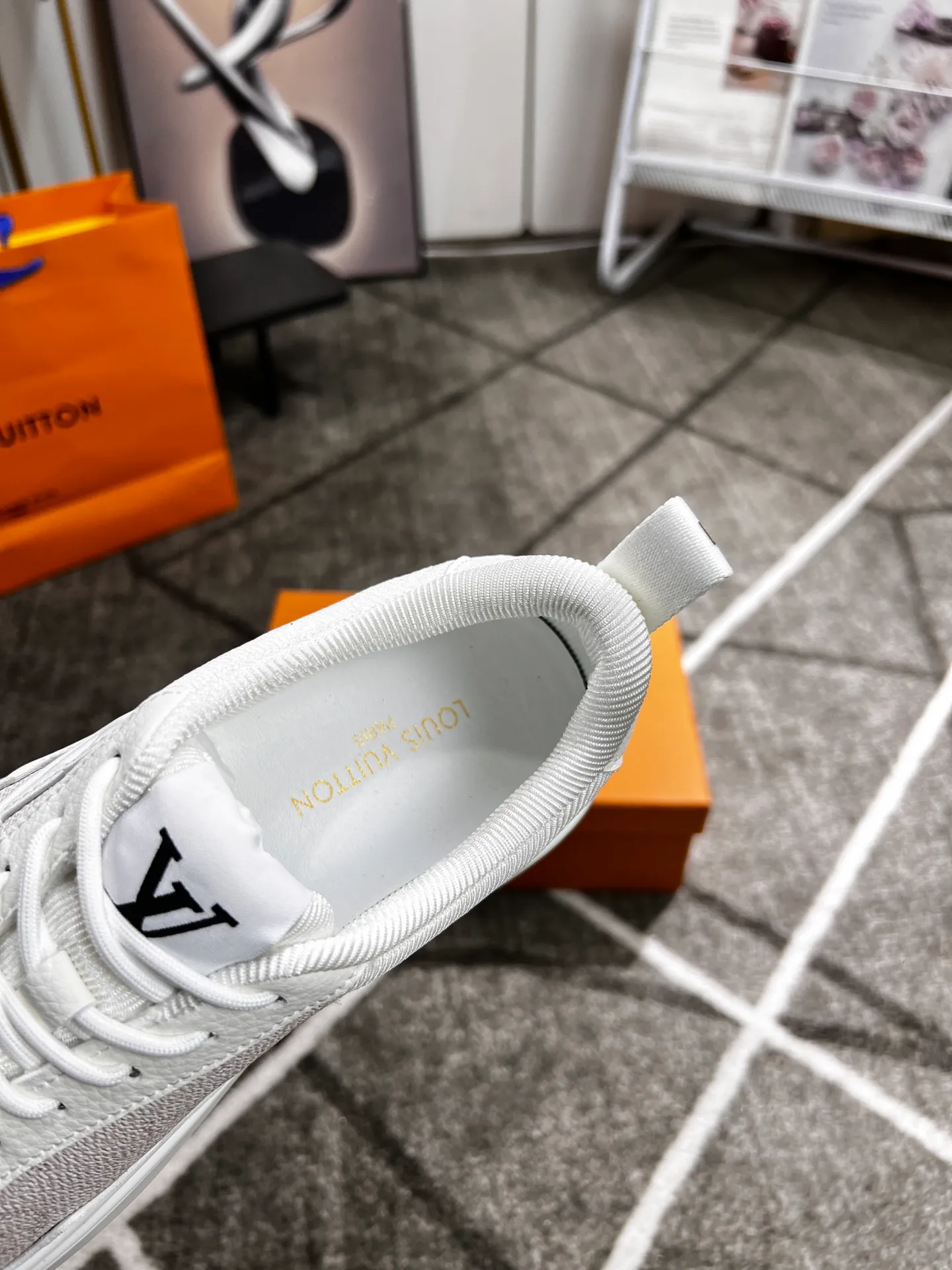 Factory price: 438 💰 LV new casual men's shoes 👉 👉 Fashionable and versatile, 💞 simple and elegant style, 🔊 made of imported cowhide, ☑️ breathable mesh lining, sheepskin feet, original wear-resistant rubber outsole, exclusive new style, actual shot, three colors available, code number: 38-44, (45 can be customized)